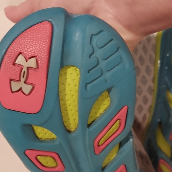 Women's Size 8 Under Armour Spine Sneakers - Picture 11 of 12